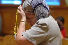 https://marianos.org/sites/default/files/field/image/0028praying_rosary01.jpg